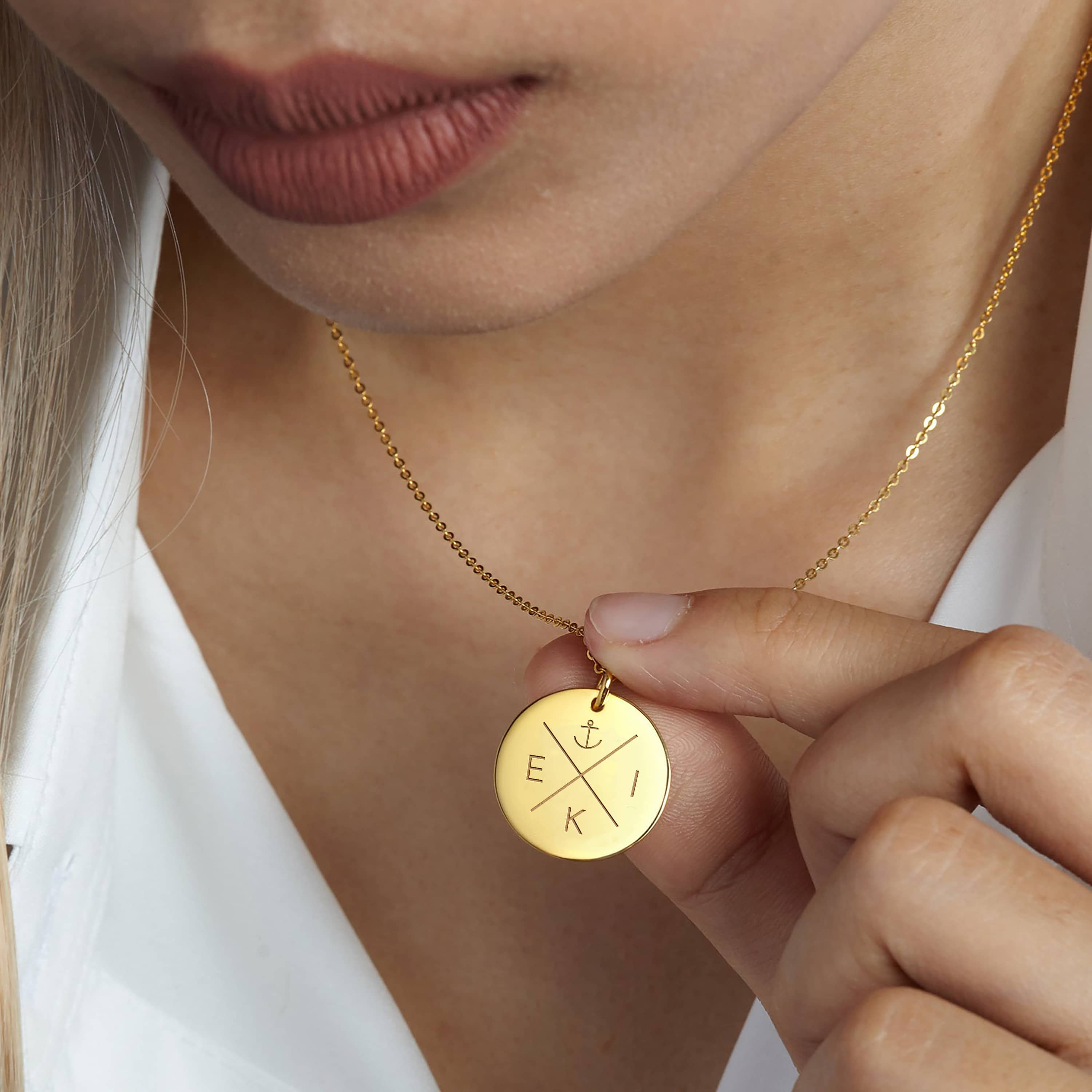 Avrora Anheng med Tre Initialer og Anker